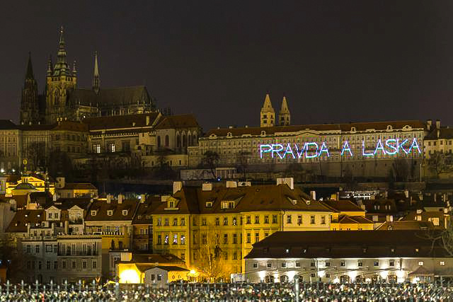 Na Hradě svítily protičínské nápisy. Aktivistický spektákl, komentoval Ovčáček