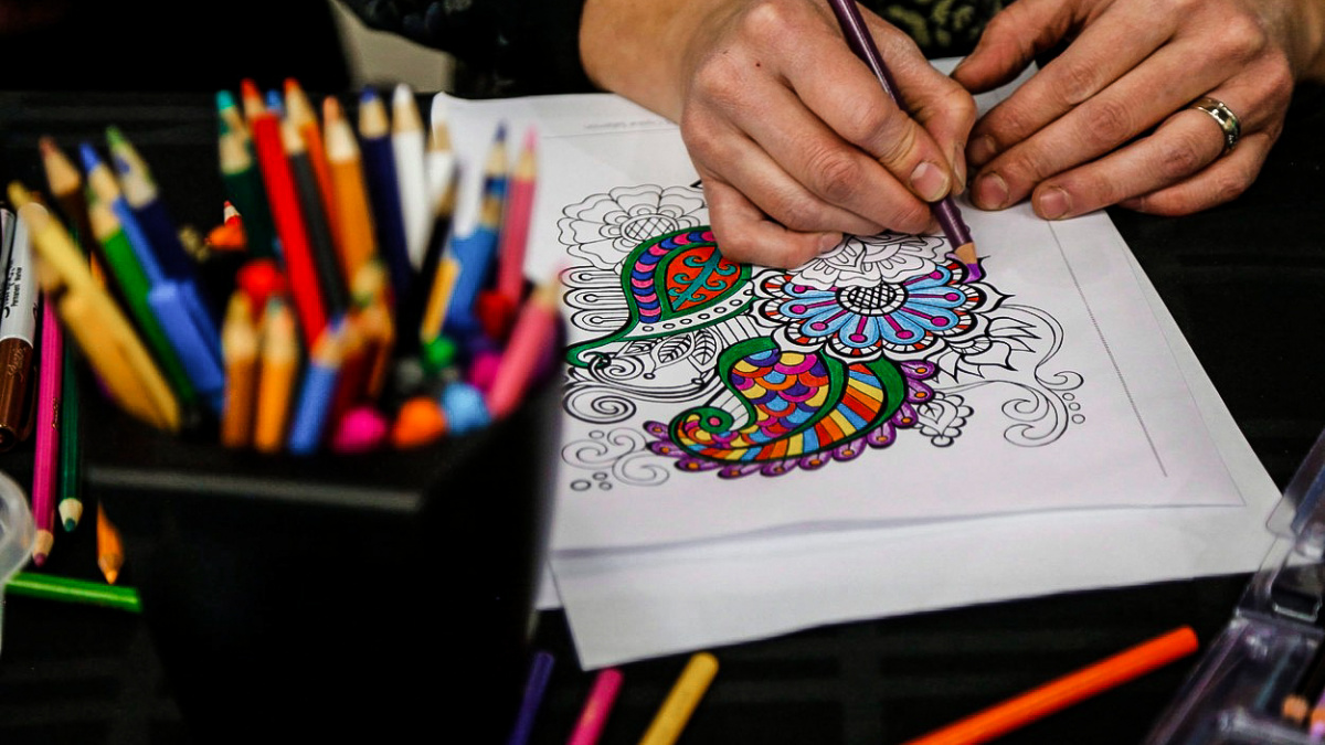 Mánie omalovánek pro dospělé připravuje děti o pastelky. Celosvětově docházejí