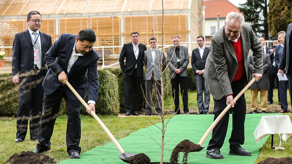 Miliarda sem, miliarda tam. Skončí Česko v pařátech čínského draka?