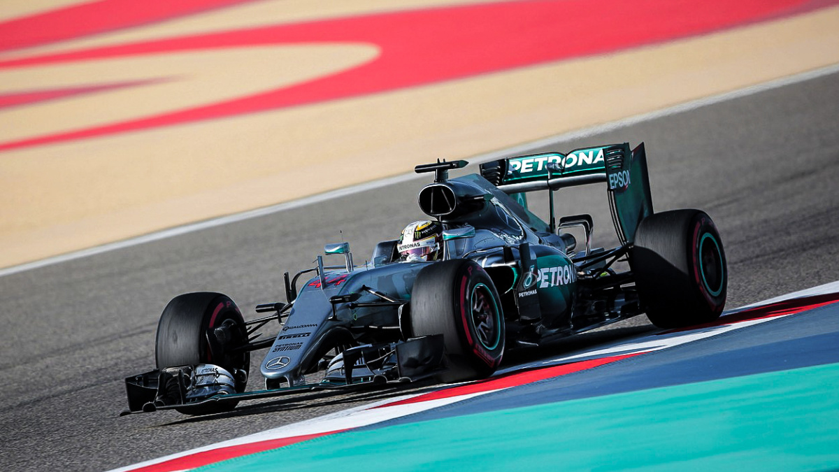 Pole position i nový rekord okruhu. Hamilton v Bahrajnu znovu nenašel konkurenci