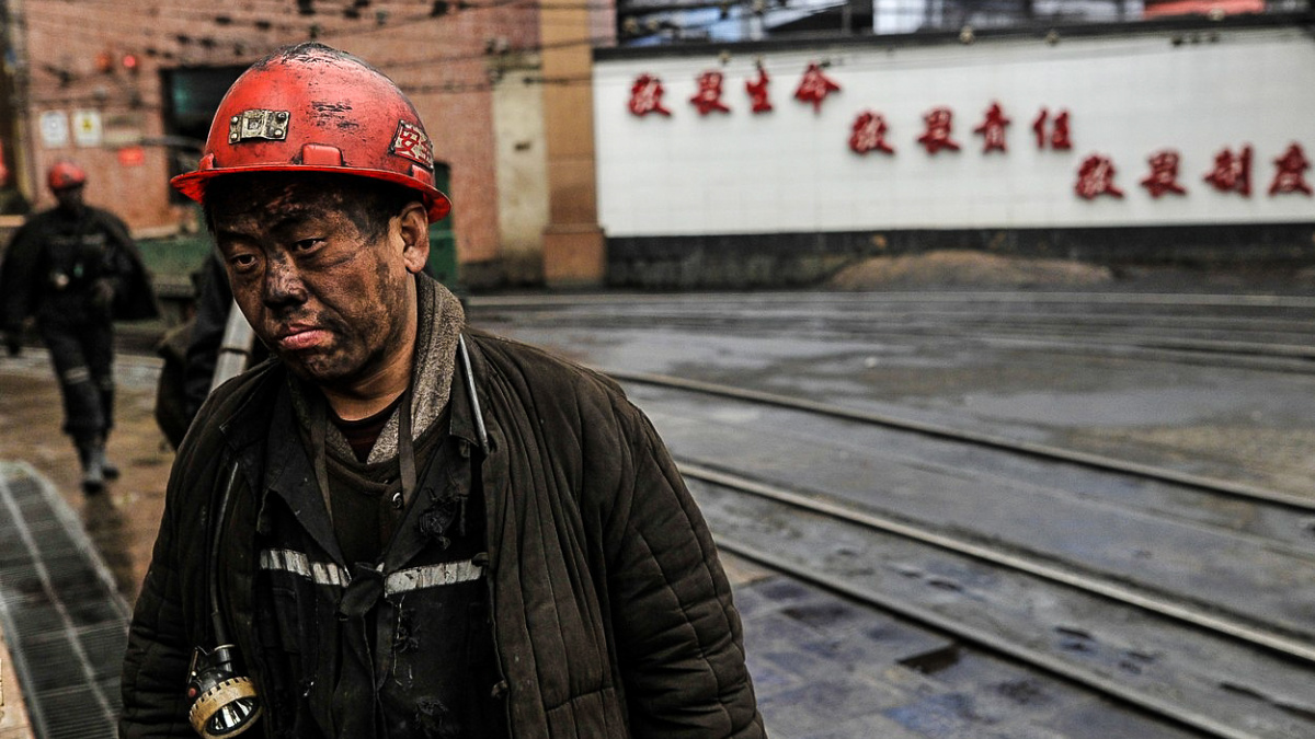 Rozhněvaní horníci v Číně se topí v bídě a dluzích. Světlo na konci tunelu neuvidí