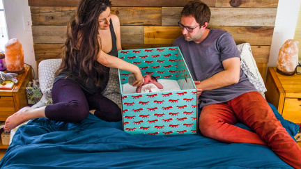 Proč rodiče dávají novorozeňata do papírových krabic