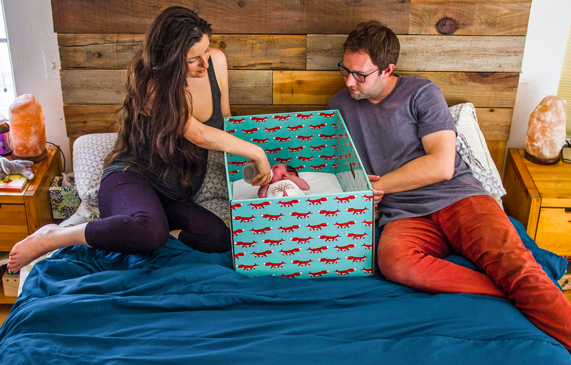 Proč rodiče dávají novorozeňata do papírových krabic