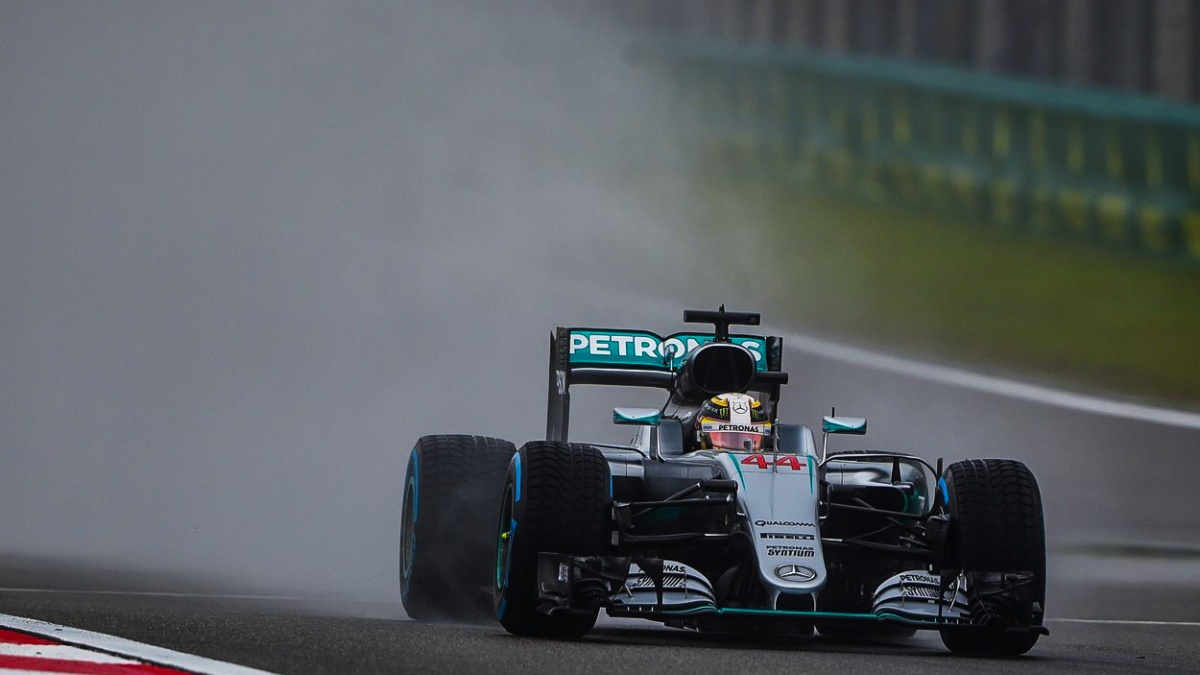 Čínskou kvalifikaci vyhrál Rosberg, Hamiltona zradila technika