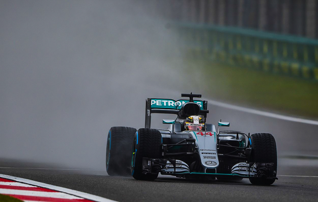 Čínskou kvalifikaci vyhrál Rosberg, Hamiltona zradila technika