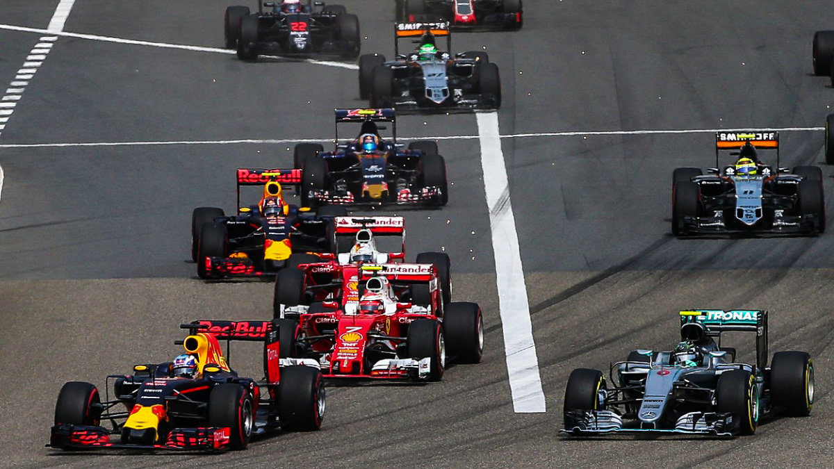 Rosberg natáhl vítěznou šňůru na šest závodů, Ferrari spolu kolidovala