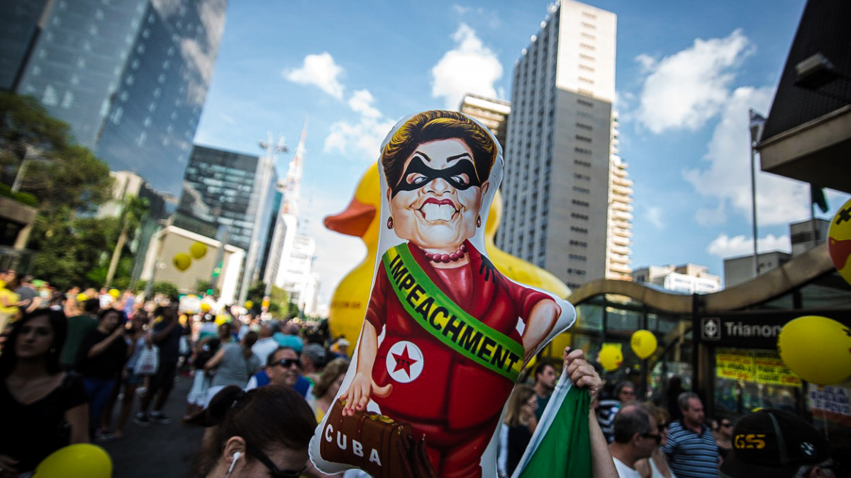 Plivance, nadávky a pozdravy rodině. Jak v Brazílii odvolávali prezidentku