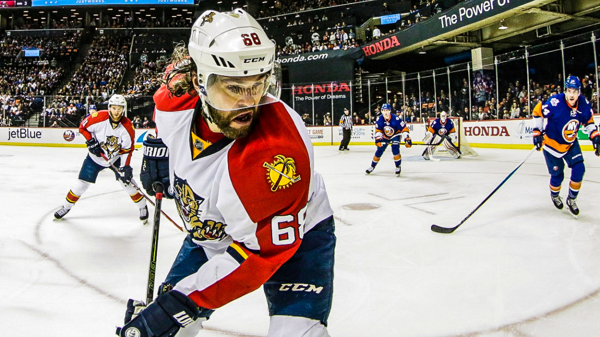 Neuvirth hvězdou utkání, Jágr zaznamenal 200. bod v play-off NHL