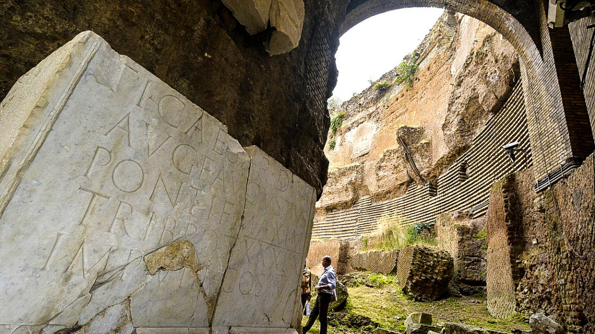 Antika pohřbená pod dluhy a stany uprchlíků