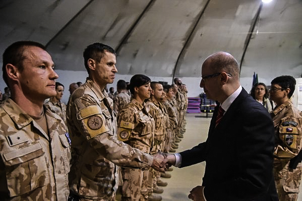 Sobotka navštívil české vojáky v Afghánistánu. Řešil i vracení uprchlíků