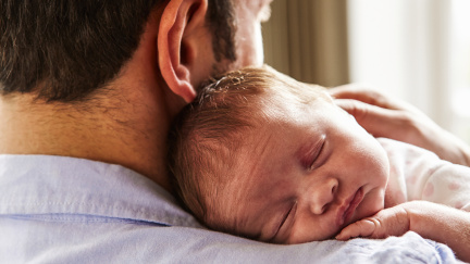 Konec vysokých poplatků za otce u porodu? Podle Ústavního soudu jsou nefér