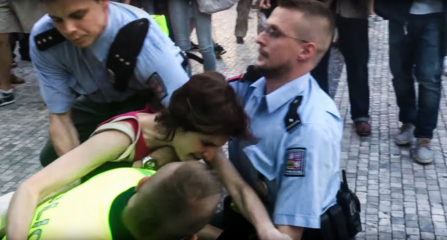 'Přichází policie o rozum' nebo jen selhalo příliš mnoho jednotlivců?