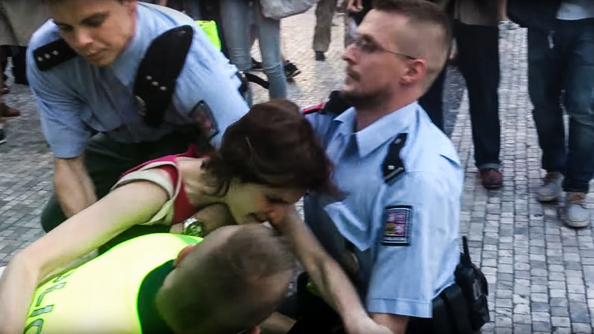 Levicová aktivistka, která 'zaútočila' na policistu, dostala opět podmínku