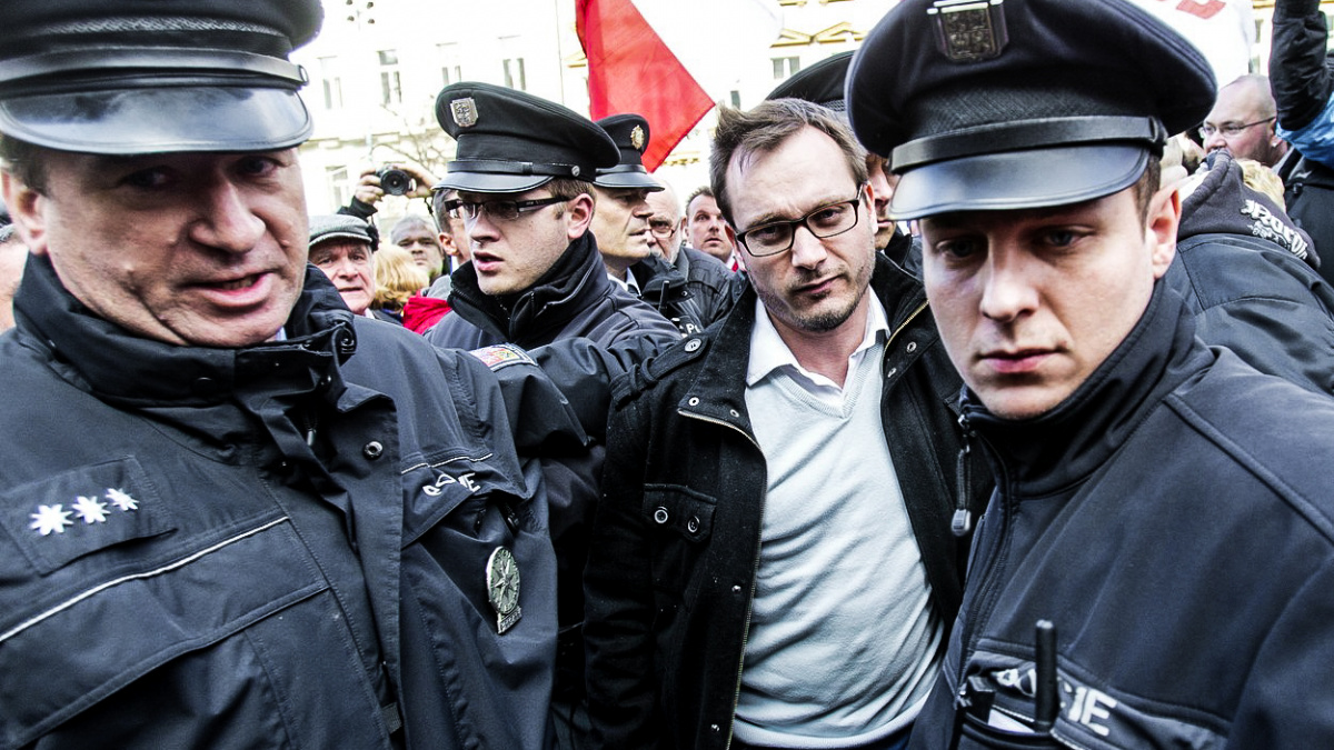 Policie obvinila Bartoše z trestných činů proti lidskosti. Hrozí mu tři roky