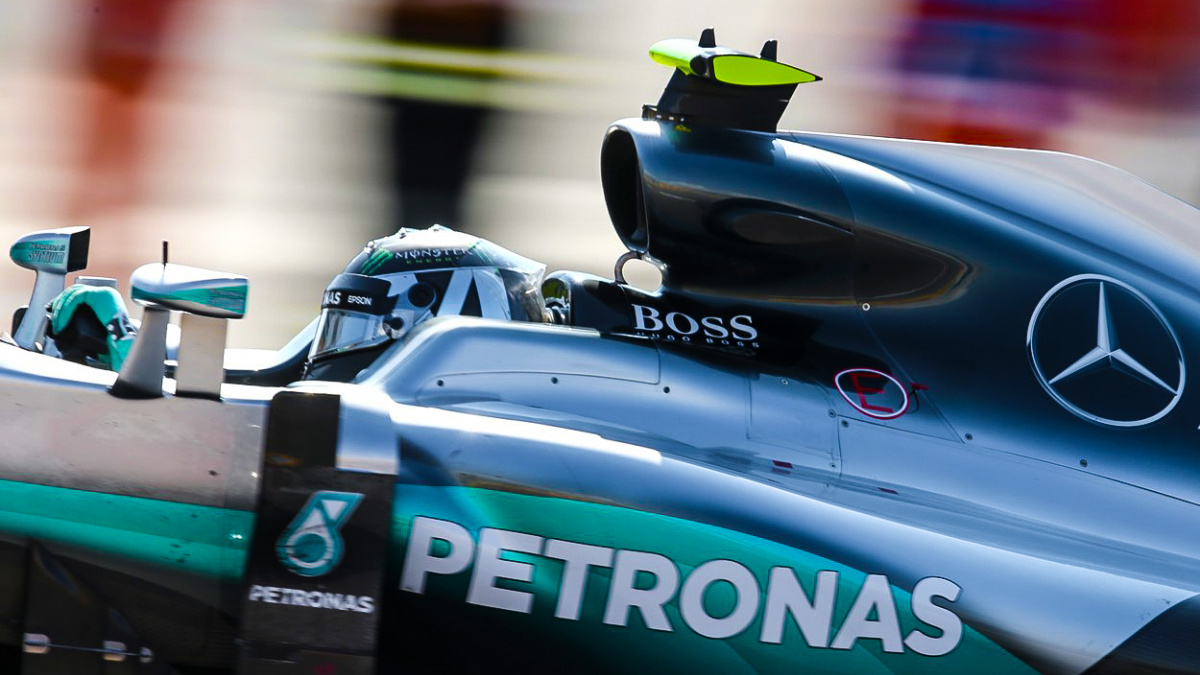 Rosberg slaví sedmé vítězství v řadě, Vettel znovu kolidoval s Kvjatem