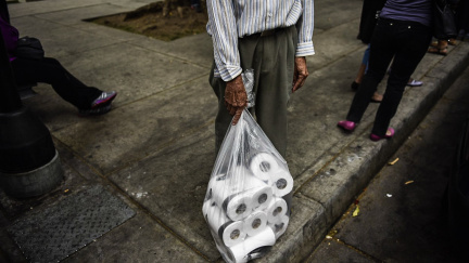 Největší krize v historii: Venezuela nemá co jíst ani čím svítit