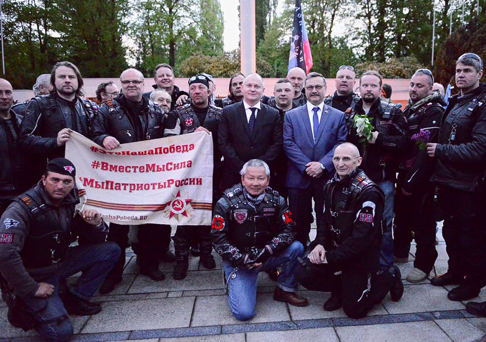 Hašek se 'poklonil sovětským osvoboditelům'. Obklopen Putinovými vlky