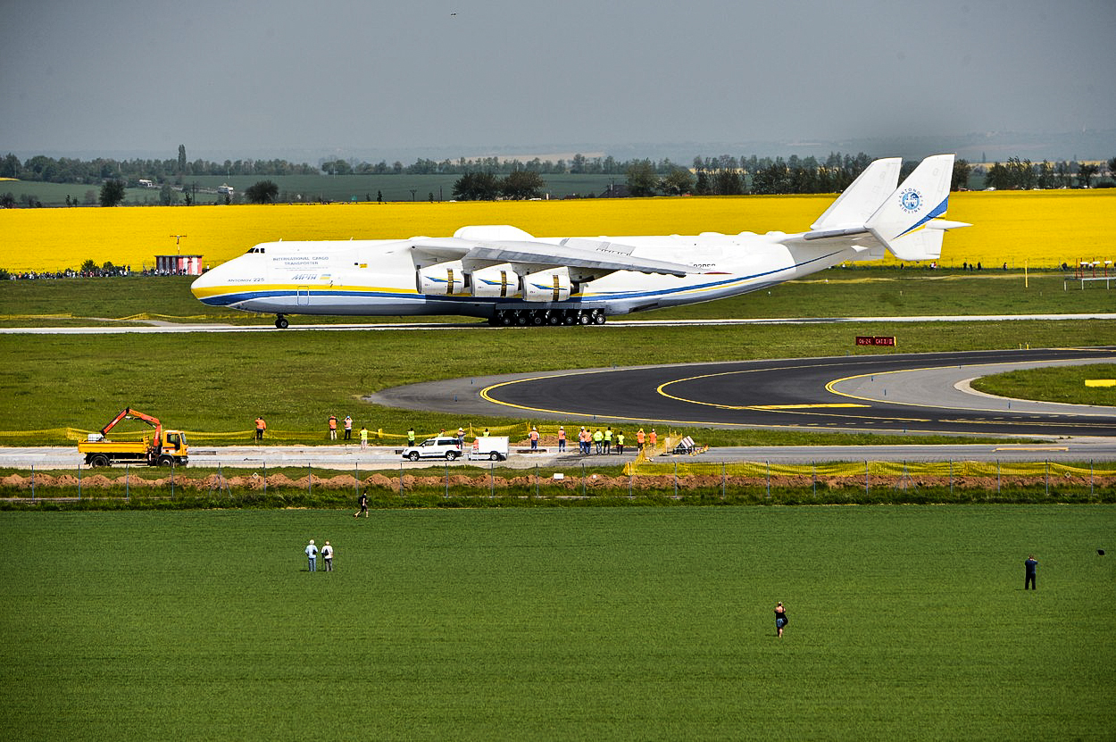 v-praze-p-ist-lo-nejv-t-letadlo-na-sv-t-ob-kolos-antonov-an-225