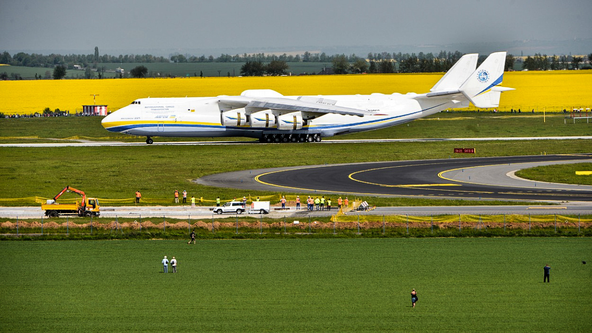 V Praze přistálo největší letadlo na světě, obří kolos Antonov An-225