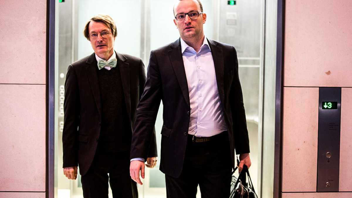 Merkelové šlape na paty mladý konzervativní homosexuál. Nahradí ji v čele Německa?