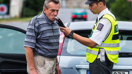 Trestejte přísněji opilce a piráty silnic, navrhují lidé ministerstvu