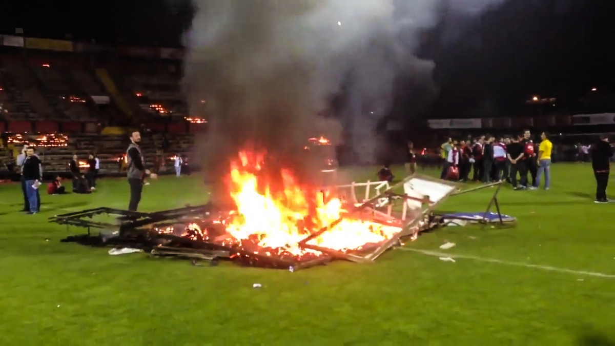 Ať lehne popelem! Turečtí fanoušci vypálili vlastní stadion