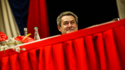 Komentář: Komunisté na rozcestí: Stanou se součástí miliardářova fanklubu?