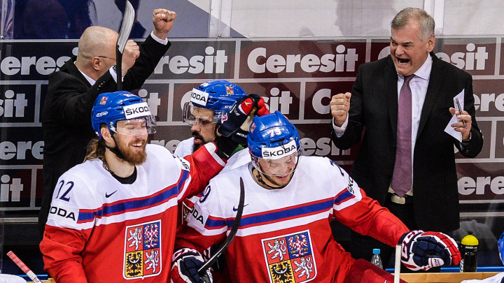 Dárky pro kouče Vůjtka k 69. narozeninám: skalp Švýcarů a triumf ve skupině