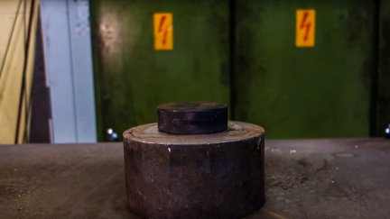 Myslíte, že hokejový puk vydrží všechno?