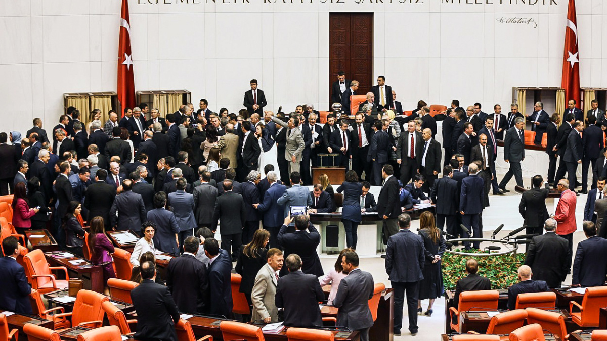 Turci se zbavují Kurdů z parlamentu. Čtvrtina poslanců ztratí imunitu
