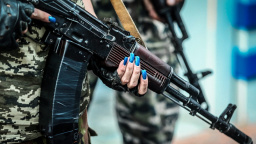 Kalašnikov do každé rodiny, alespoň na tričku. Výrobce zbraní zkouší štěstí s módou