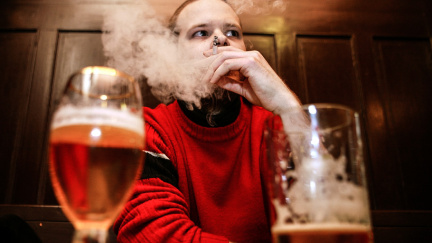 Aktualizováno: Úplný zákaz kouření v hospodách neprošel. Vyvolal spor v koalici, Babiš vyhrožuje jejím koncem