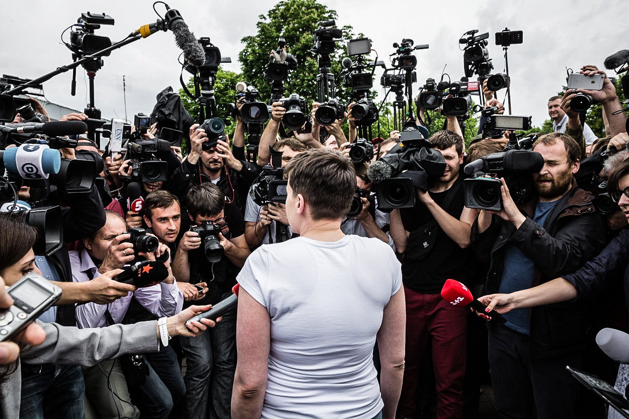 Savčenková přiletěla do Kyjeva, vítaly ji davy. Od Putina dostala milost