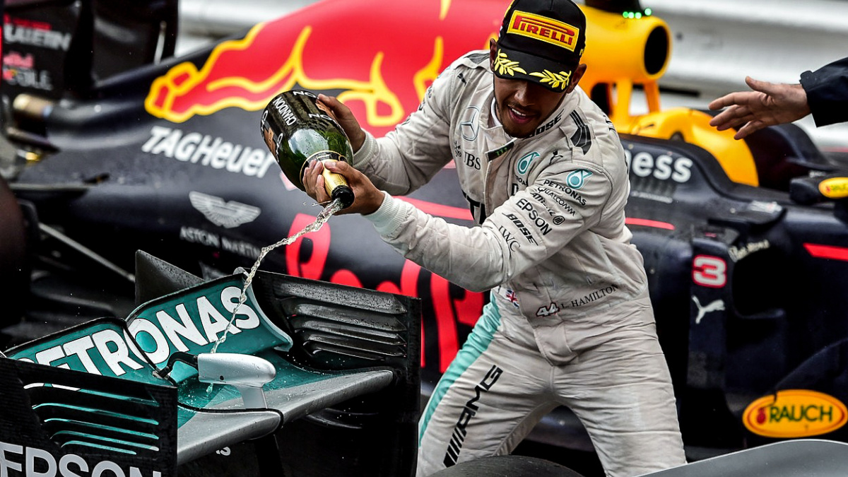 Hamilton slaví první letošní vítězství, Ricciardo doplatil na chybu mechaniků