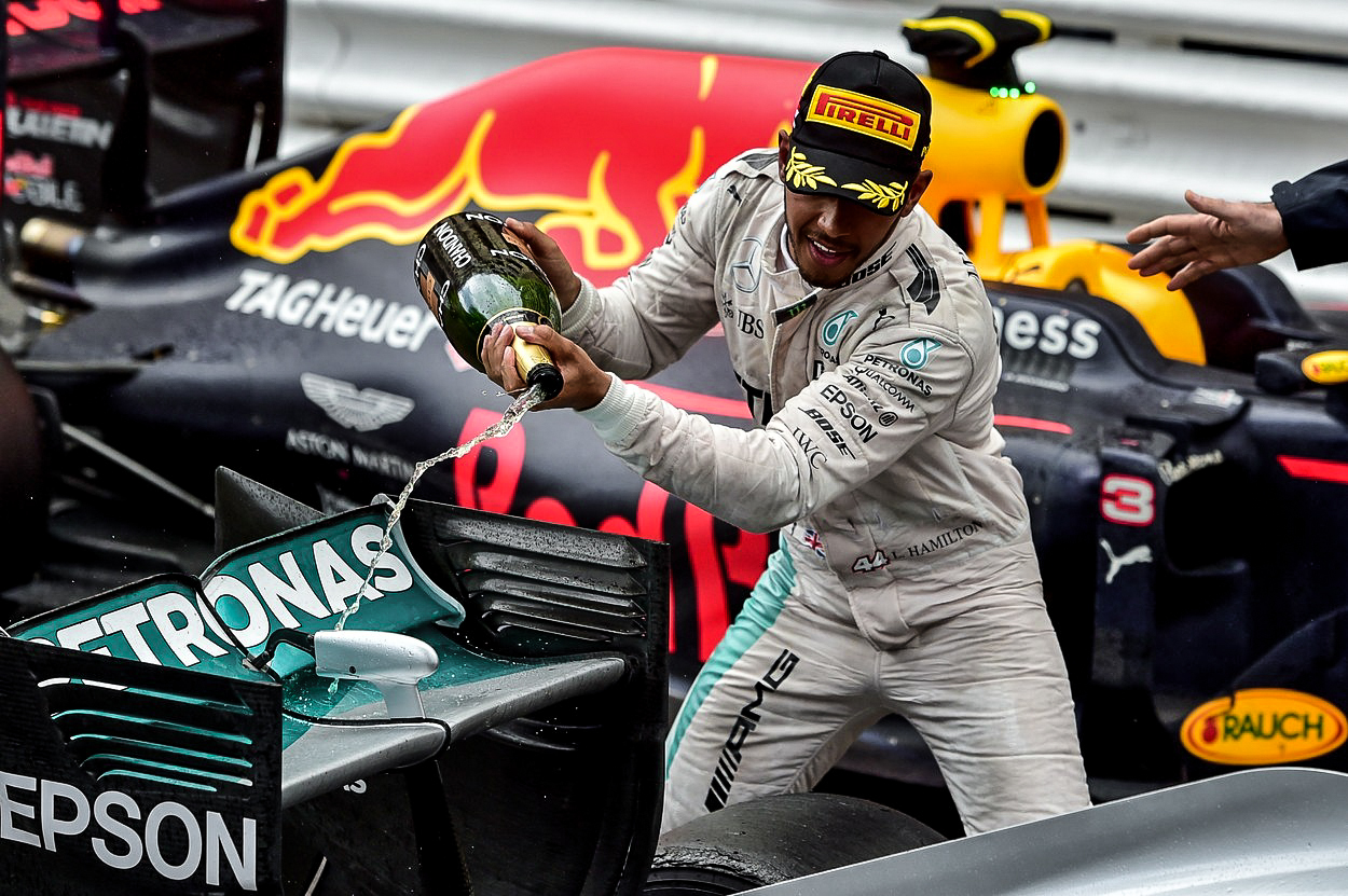 Hamilton slaví první letošní vítězství, Ricciardo doplatil na chybu mechaniků