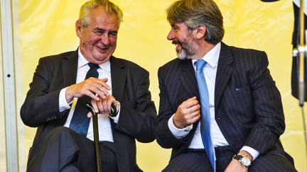 Výdělečný byznys českých miliardářů: Privatizují 'ztrátové' české zdravotnictví