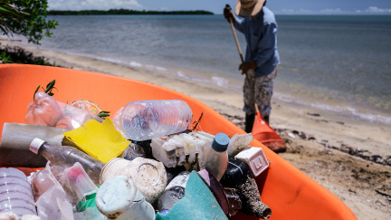 Dovolená na plastových plážích: Oceány dusí 'poklice' z plastového odpadu