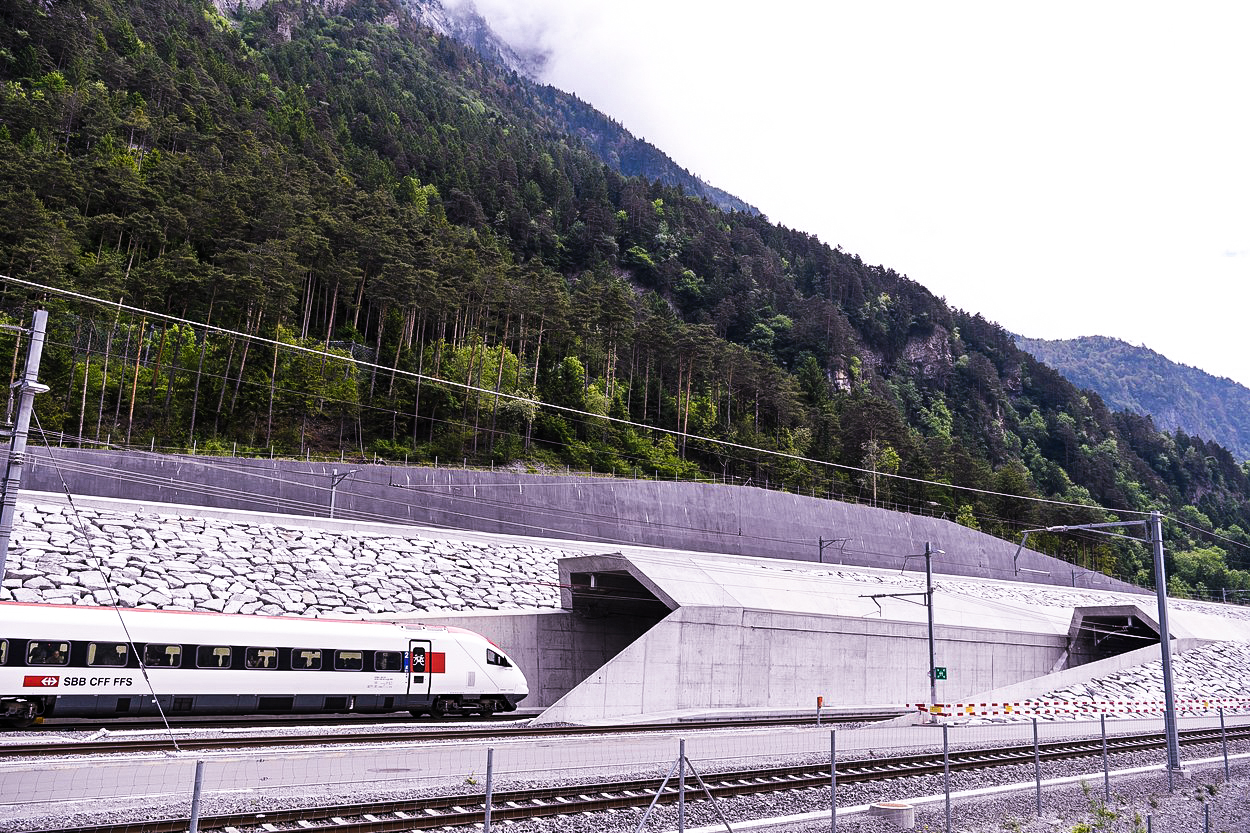 Nejdelším tunelem na světě projely první vlaky. Vede pod Alpami