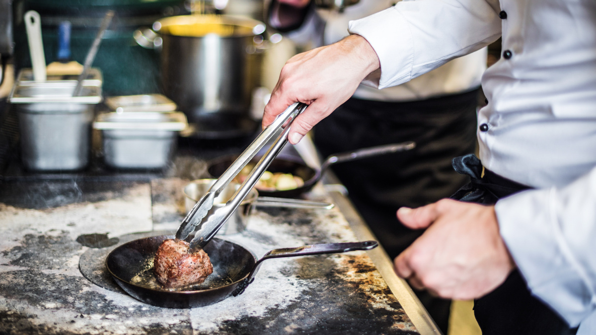 Vaření z pohledu vědy: Proč těsto při pečení hnědne a z bílků se stává sníh