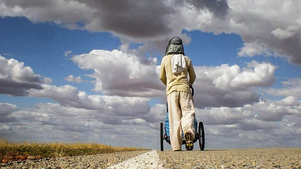 Pěšky kolem světa za tři roky: Horami i pouští jen se stanem a náhradními botami