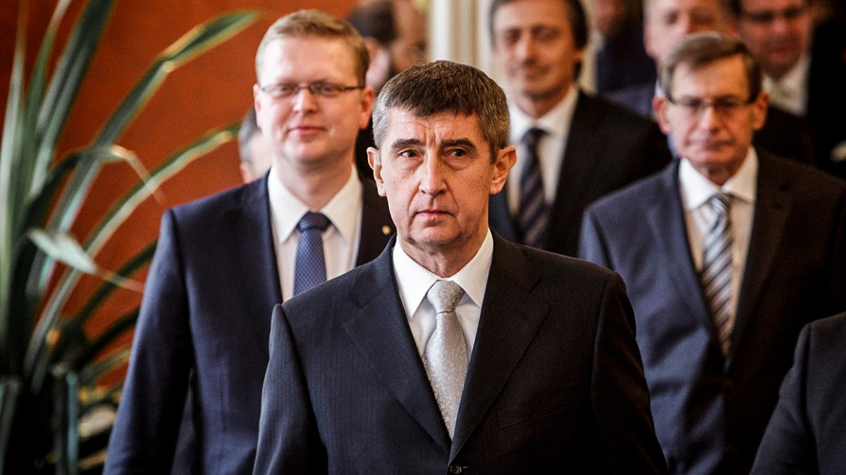 Hitparádu legislativních nedodělků vedou ministři Babiš a Němeček