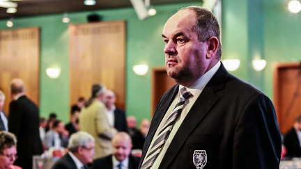 Komentář: Největší 'nezisková pijavice' v Česku: Nekrmí hladové migranty, ale honí se za míčem