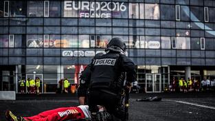 Francouzští policisté během cvičení před stadionem v Lyonu