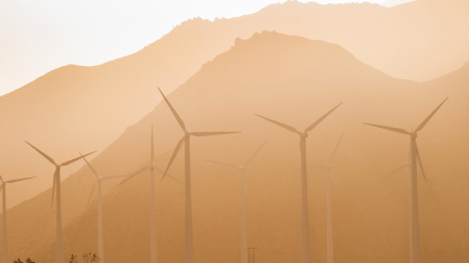 Komentář: Obnovitelné zdroje postupně dohánějí jadernou energetiku, ukázal rok 2015