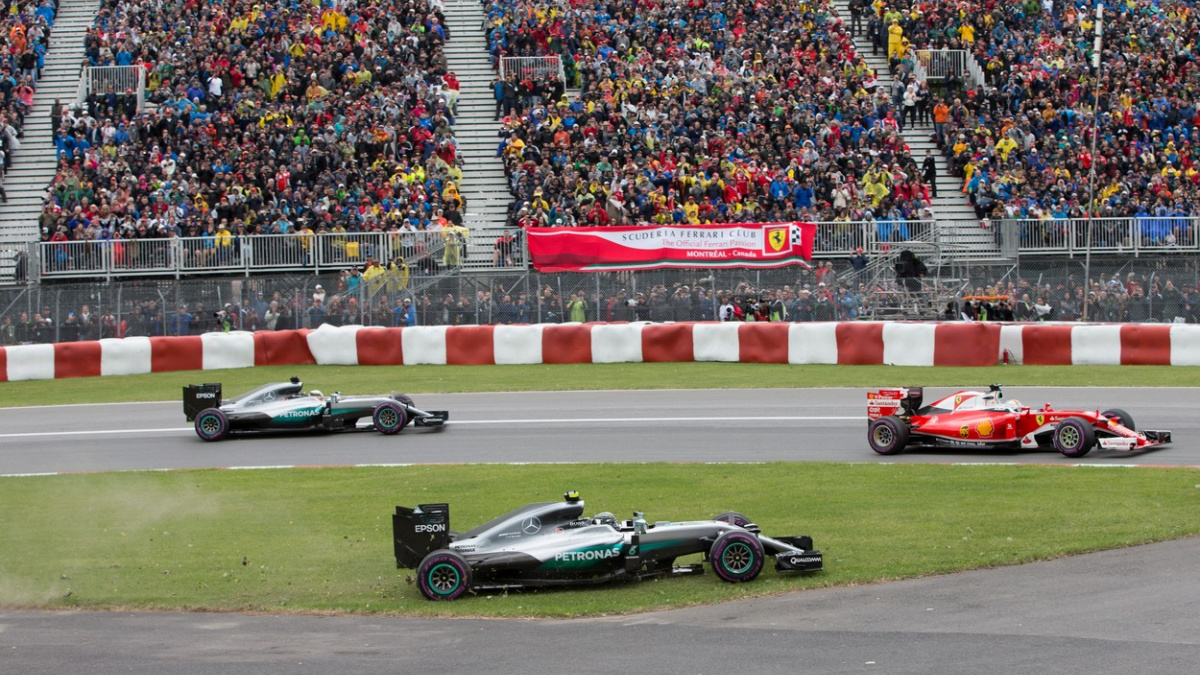 Ferrari nezvládlo souboj strategií, v Montrealu zvítězil Hamilton