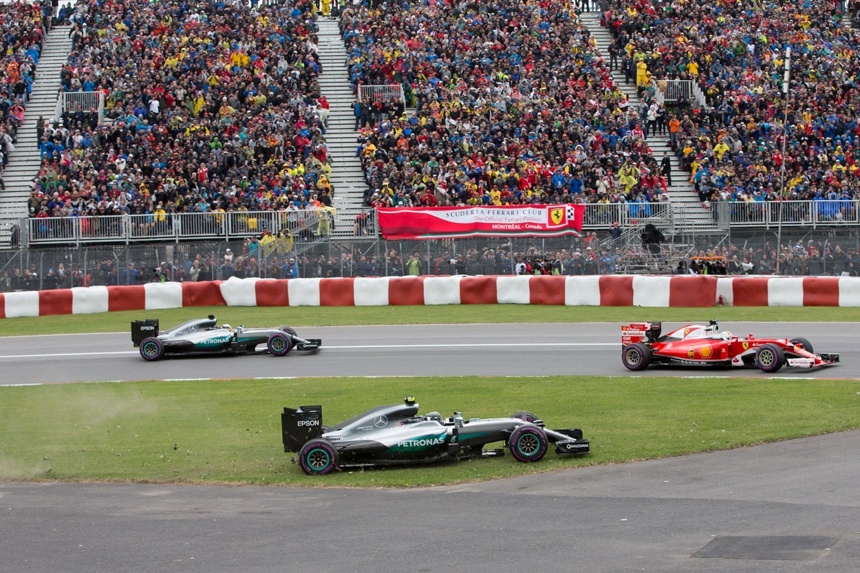Ferrari nezvládlo souboj strategií, v Montrealu zvítězil Hamilton
