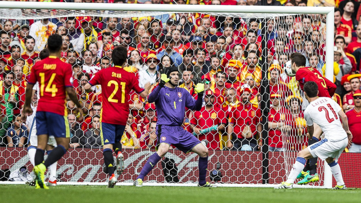 K vzteku... Národní tým odolával mistrům Evropy 87 minut, pak udeřil Piqué