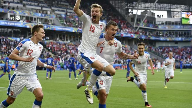 Česká euforie po gólu na 2:2: zleva Milan Škoda, Ladislav Krejčí a Tomáš Necid