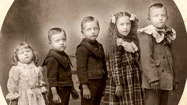 Proč fotografové před 150 lety fotili rodinné snímky s mrtvými lidmi