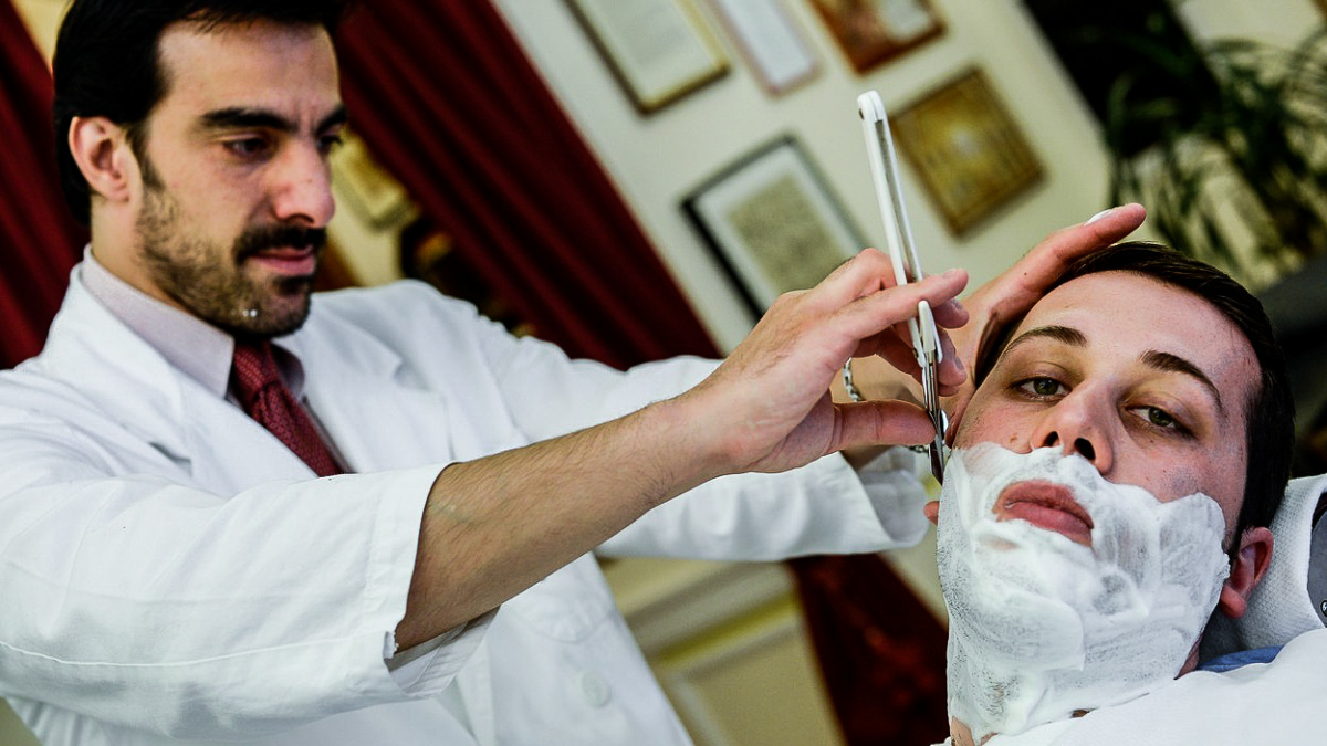 Kdo má užitek z bláznivé módy holit se postaru